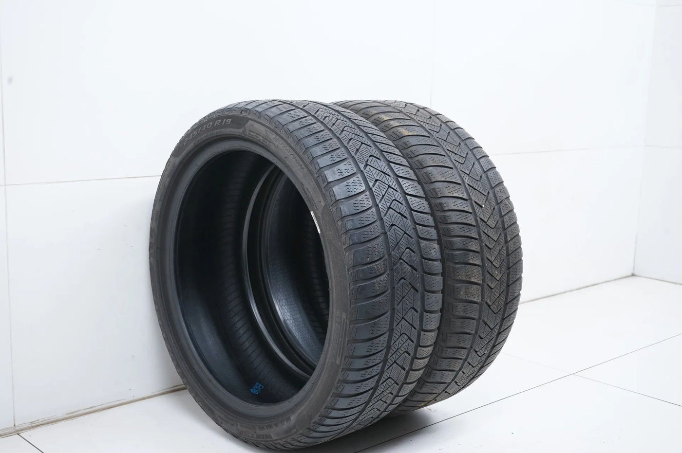 2 pneus hiver Pirelli 245/40/19 pouces DOT 18/17 MO, profondeur de sculpture d'environ 4 mm, montage direct