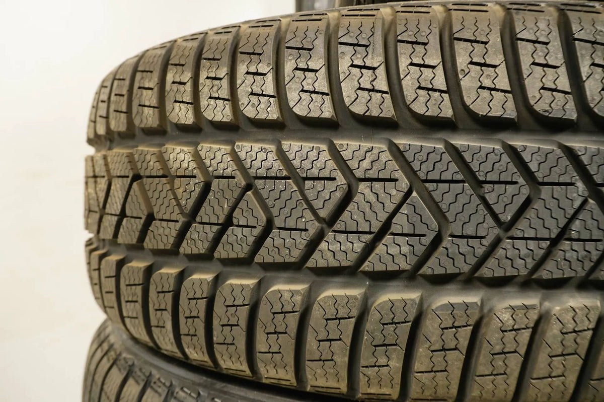 4x New Demo Winter Tires Pirelli 235 45 19 inch DOT18 MO Detailansicht 6