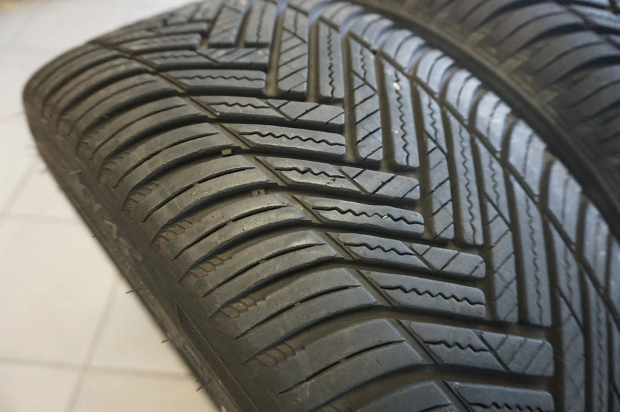 Original Mercedes C-Klasse W206 S206 Alufelgen Allwetterreifen 225 45 R18 Zoll
