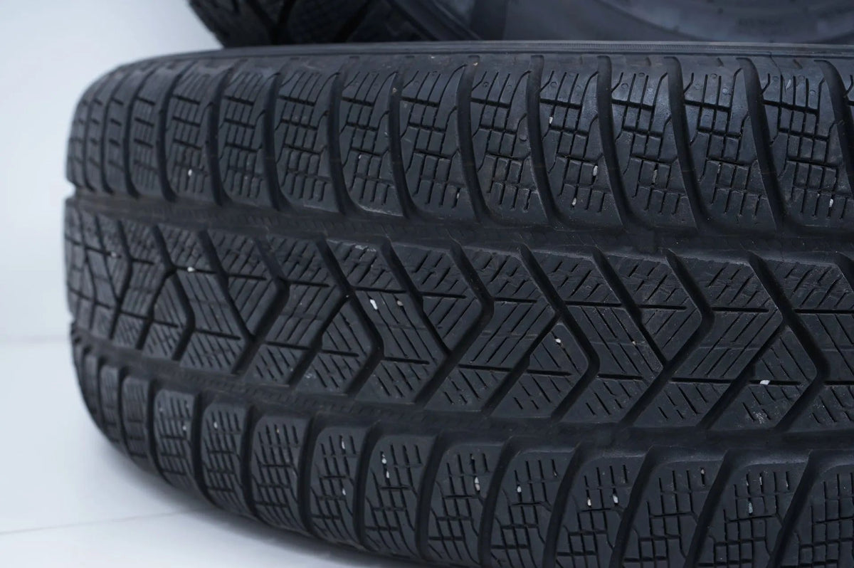 2x Winterreifen Pirelli 235 65 17 Zoll DOT18 MO ca.5 mm Detailansicht 7