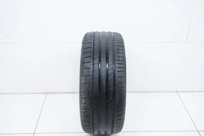 1 pneu été Pirelli DOT18 255/45/19 pouces, profondeur de sculpture d'environ 5 mm.