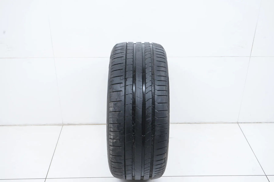 1 pneu été Pirelli DOT18 255/45/19 pouces, profondeur de sculpture d'environ 5 mm.