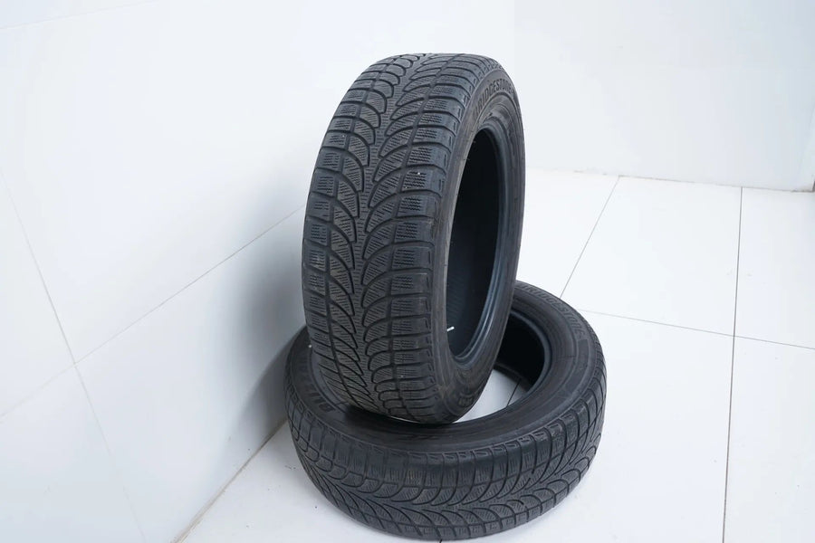 2 pneus d'hiver Bridgestone 235/60/18 pouces DOT 19/15 MO, profondeur de sculpture d'environ 4 mm