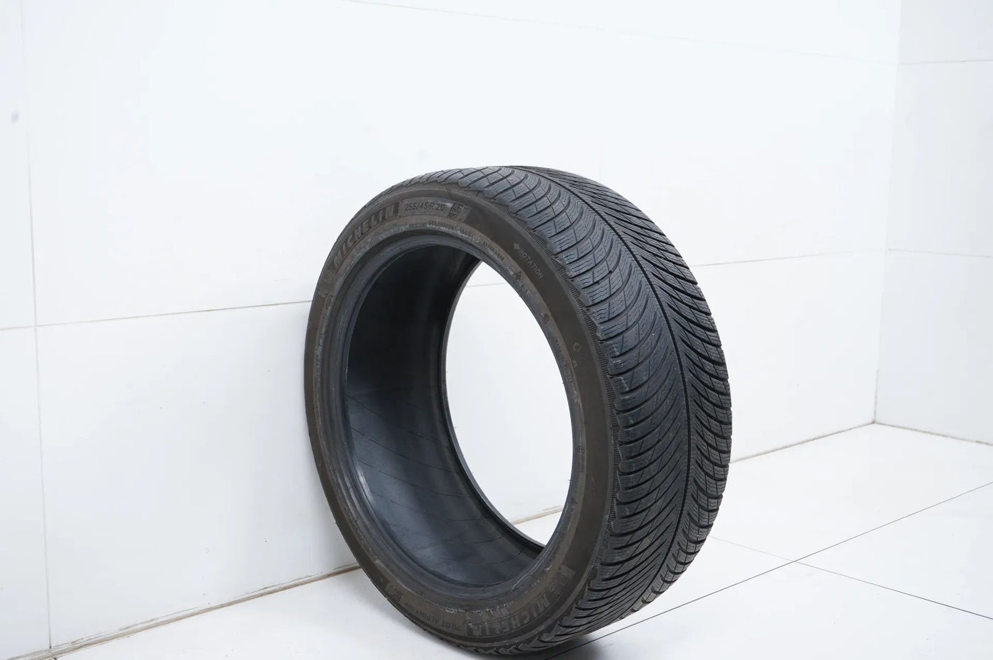 1 pneu hiver Michelin 255/45/20 pouces, profondeur d'environ 4 mm, homologué BMW DOT21*