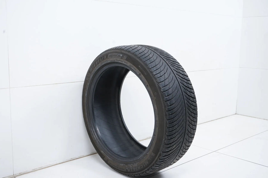 1 pneu hiver Michelin 255/45/20 pouces, profondeur d'environ 4 mm, homologué BMW DOT21*