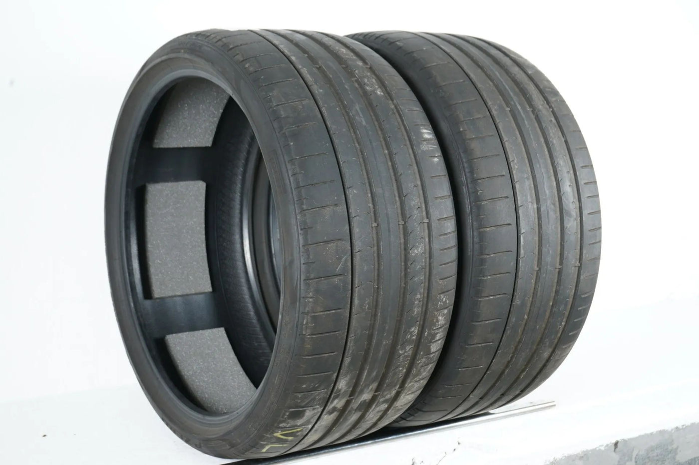 2 x summer tires Pirelli P Zero 285 30 22 inch DOT23 AO approx. 4mm