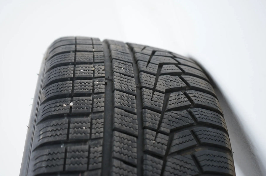Audi A1 GB Winterräder Winterreifen 215 45 17 Zoll 6mm 82A601025G