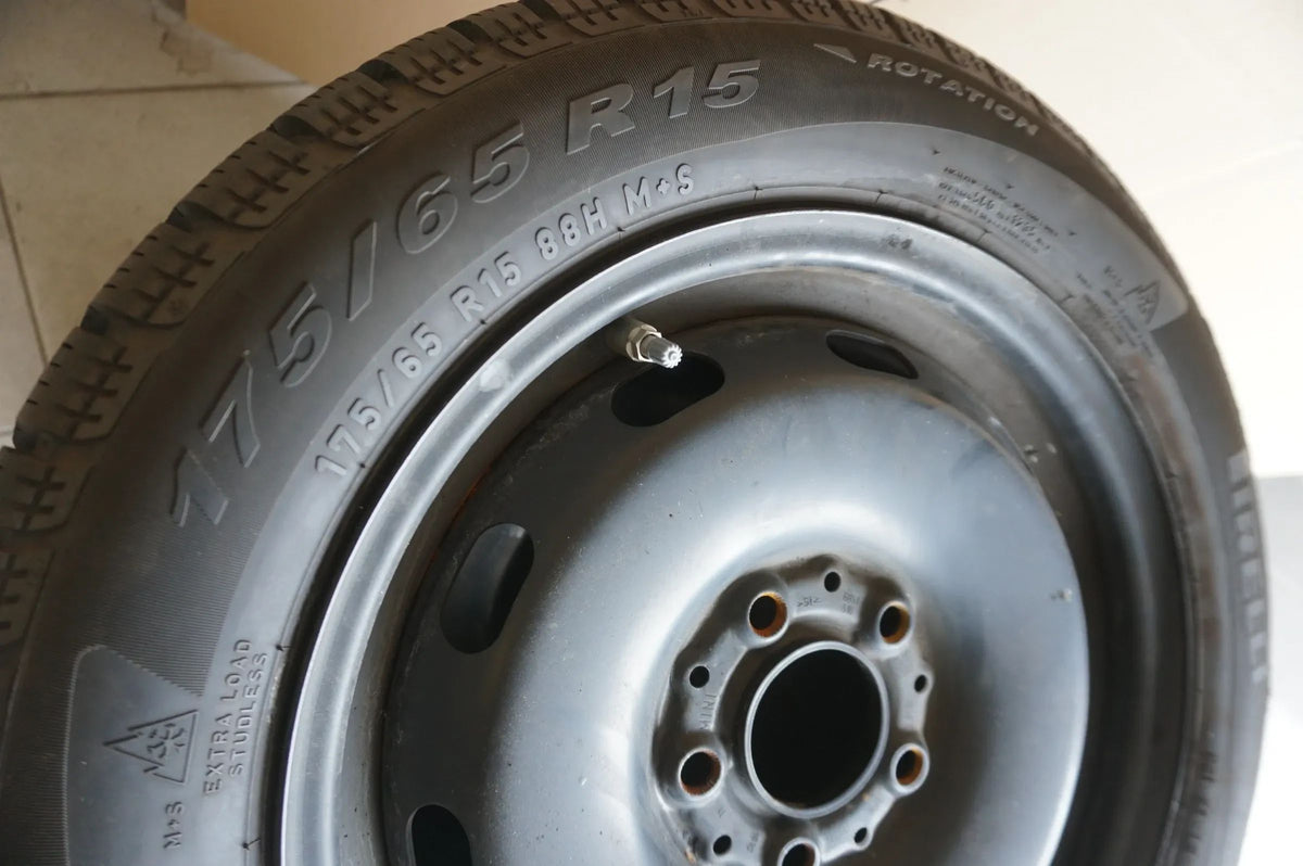 Original Mini Cooper one F55 F56 Winterräder Winterreifen 175 65 R15 2019 8mm Detail view 3