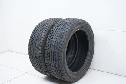2 pneus d'hiver Bridgestone DOT19 205/55/17 pouces, profondeur de sculpture d'environ 4 mm.