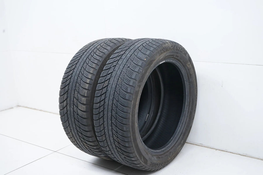 2 pneus d'hiver Bridgestone DOT19 205/55/17 pouces, profondeur de sculpture d'environ 4 mm.