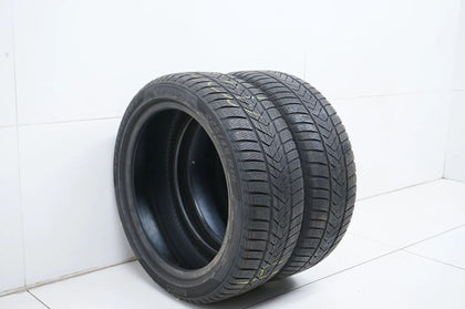 2 pneus hiver Pirelli 225/45/18 DOT 19/18, profondeur de sculpture d'environ 4 mm.