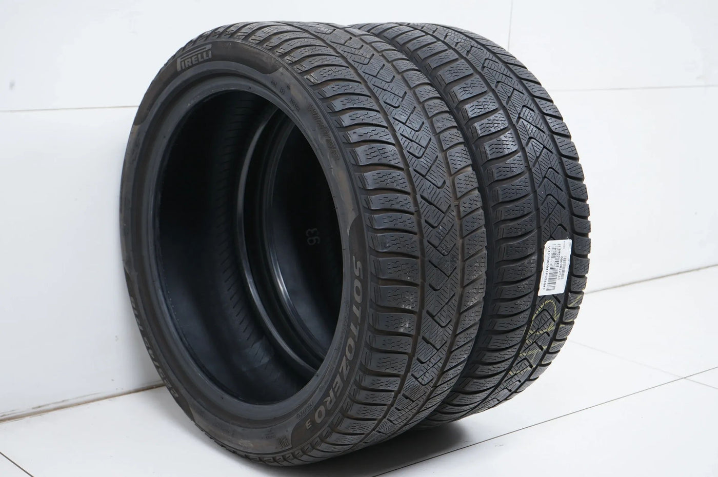2 pneus hiver Pirelli 225/45 R18 pouces DOT21, profondeur de sculpture d'environ 4 mm MO RFT