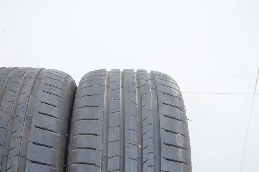 2 pneus été Bridgestone DOT19 235/55/18 pouces, profondeur de sculpture d'environ 7 mm.