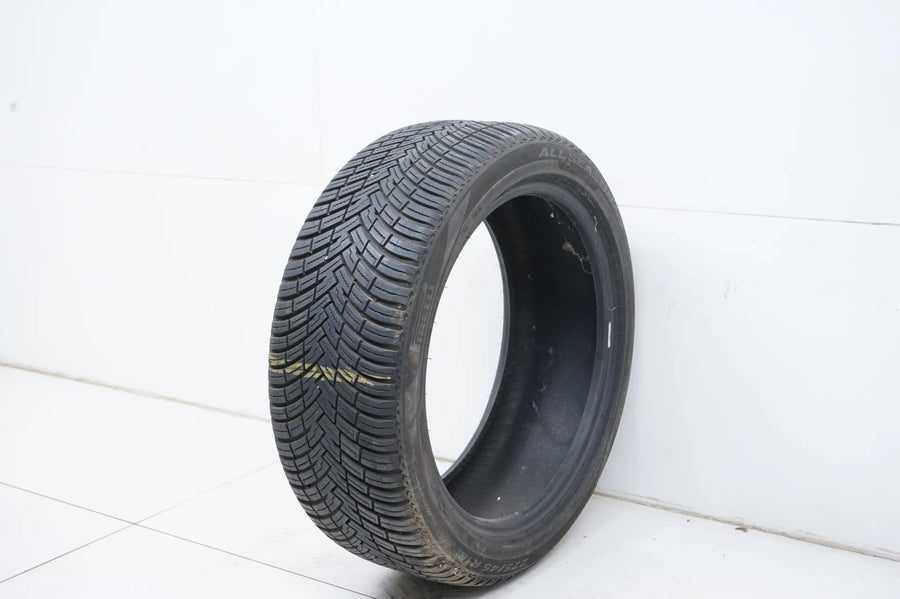 1 x Allwetterreifen Pirelli 225 45 18 Zoll DOT22 ca.6 mm