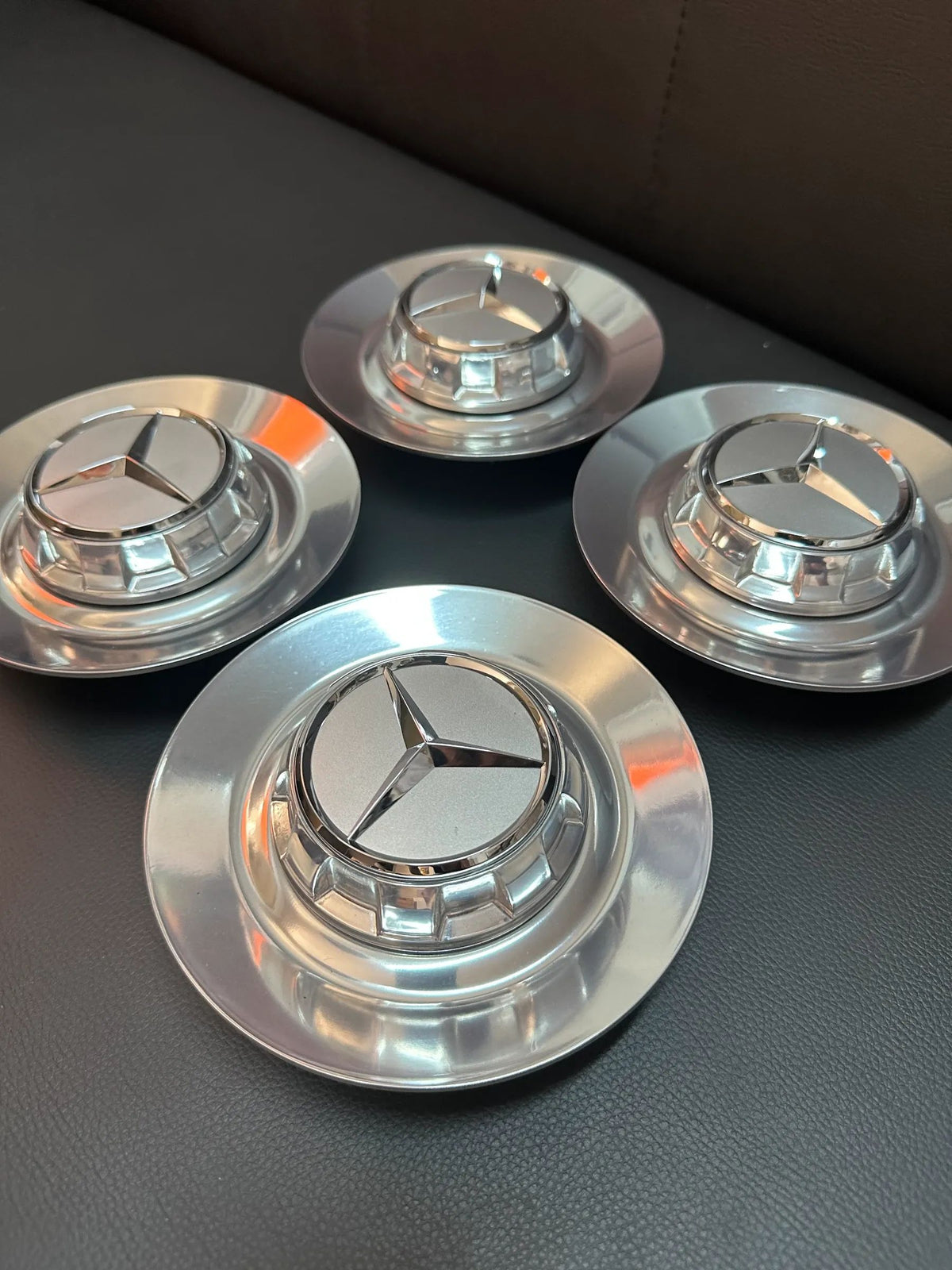 4x Original Mercedes Kreuzspeiche AMG Nabendeckel A0004001100 Silber/Chrom Detailansicht 3
