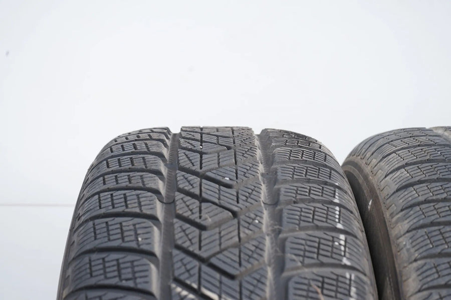 2x Pirelli winter tires 235 65 17 inch DOT20/19 MO approx. 6 mm tread depth
