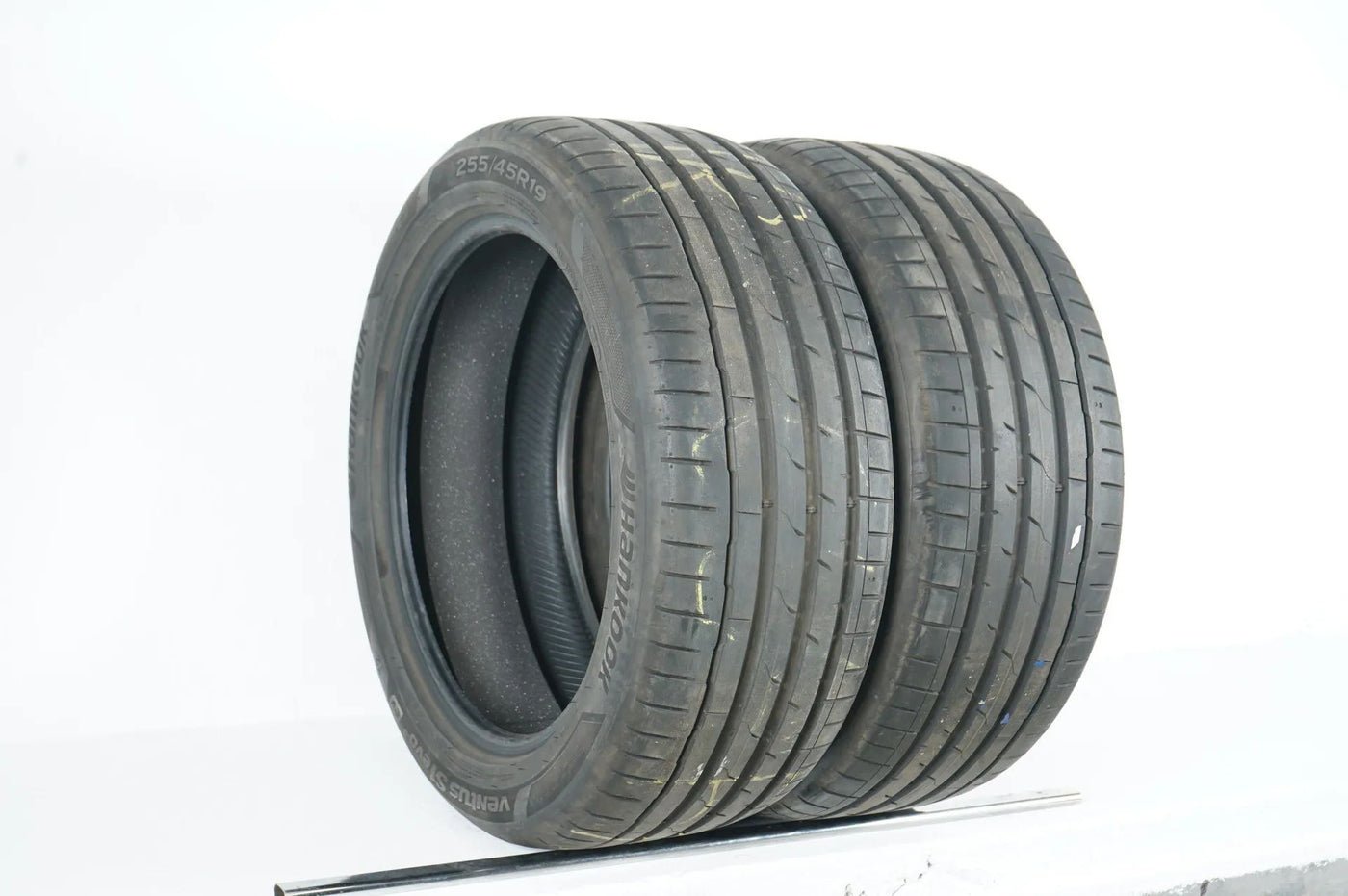 2 x Hankook summer tires 255 45 19 inch DOT22 approx. 6mm tread depth T2