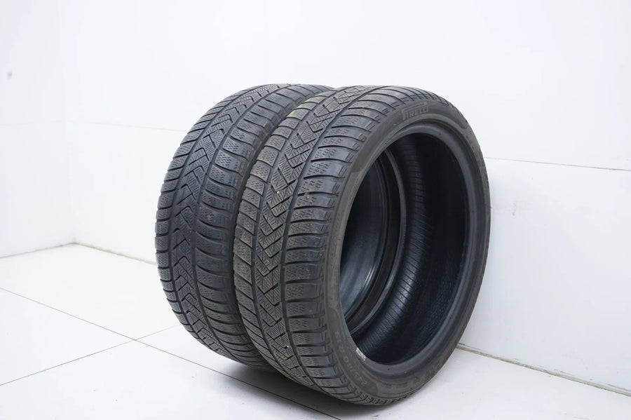 2 pneus hiver Pirelli 245/40/19 pouces DOT 18/17 MO, profondeur de sculpture d'environ 4 mm, montage direct