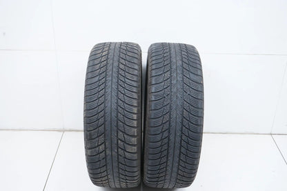 2 pneus d'hiver Bridgestone DOT19 205/55/17 pouces, profondeur de sculpture d'environ 4 mm.