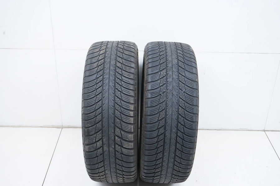 2 pneus d'hiver Bridgestone DOT19 205/55/17 pouces, profondeur de sculpture d'environ 4 mm.