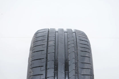 1 pneu été Pirelli DOT18 255/45/19 pouces, profondeur de sculpture d'environ 5 mm.