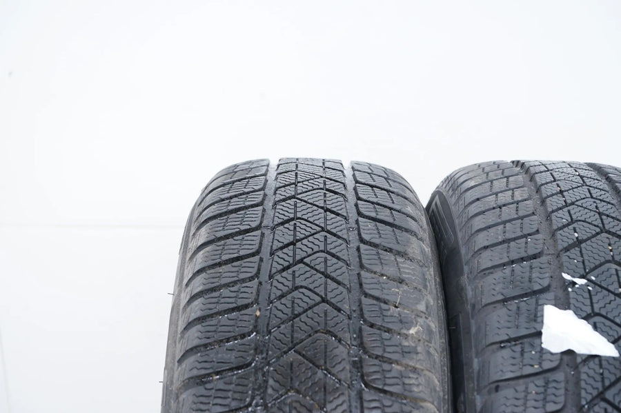 2 x  Winterreifen Pirelli 215 60 18 Zoll DOT18 ca. 5,5 mm MO RFT