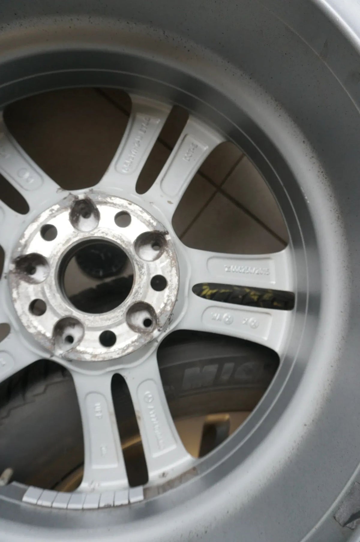 Original Mercedes GLA GLB X247 Alufelgen Winterräder Winterreifen 215 65 R17 6mm Vue détaillée 5