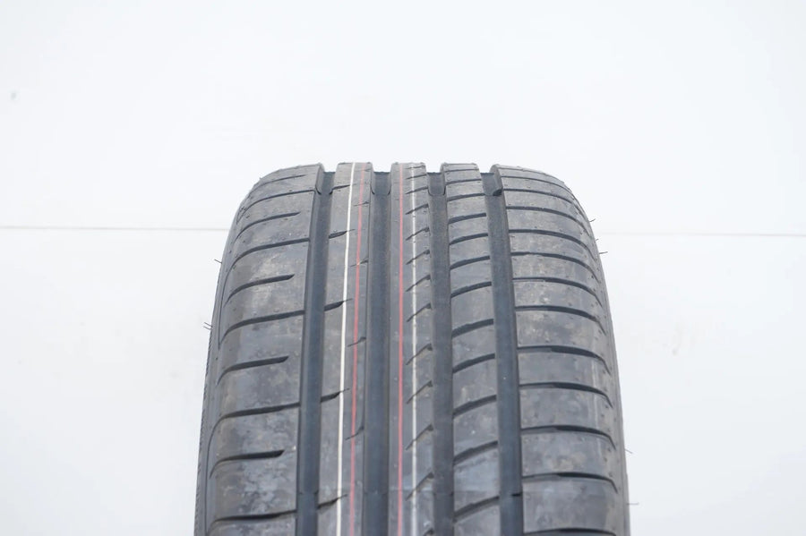 1 pneu été de démonstration neuf Goodyear 245/40/20 pouces DOT23 MO RFT