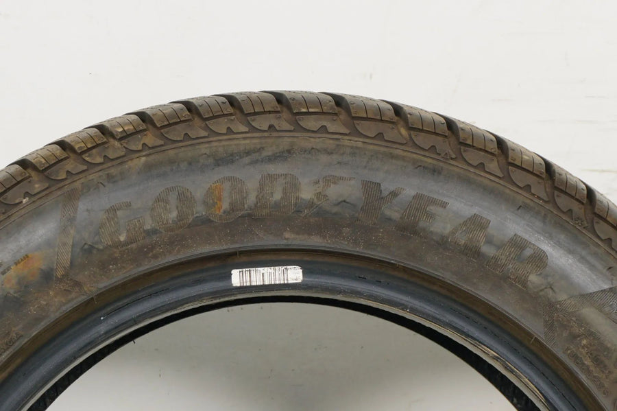 1 pneu hiver Goodyear 205/60 R16, profondeur de sculpture d'environ 7 mm, homologué DOT16 BMW* RFT