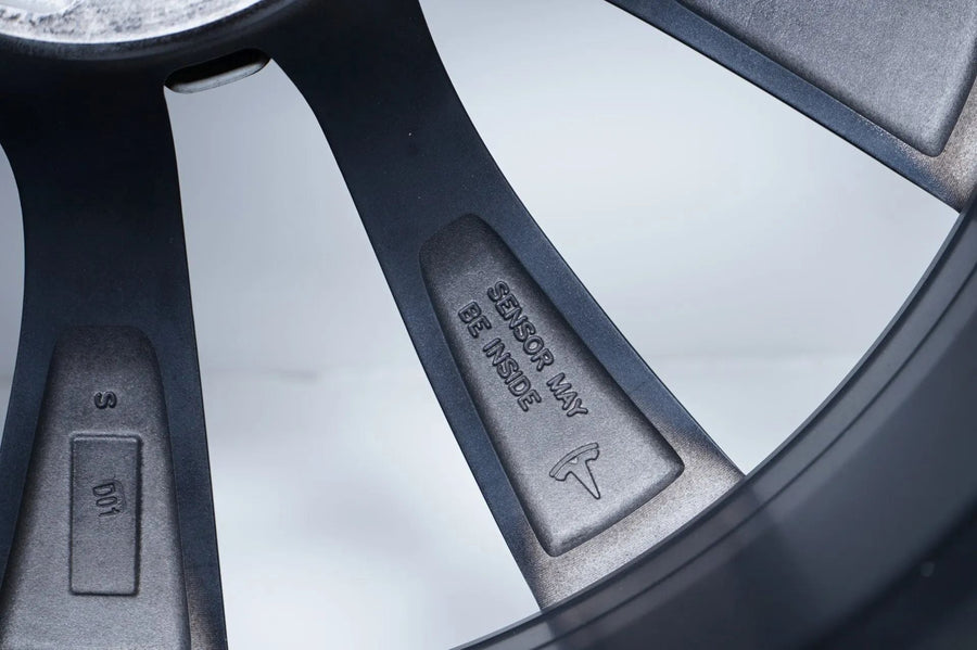 Tesla Model 3 Allwetterräder mit neuen Allwetterreifen 235 35 20 Zoll