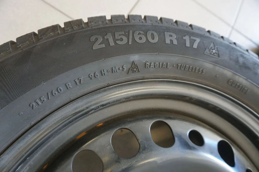 Jantes hiver d'origine Mercedes GLA X156 Pneus hiver Continental 215 60 R17 8mm