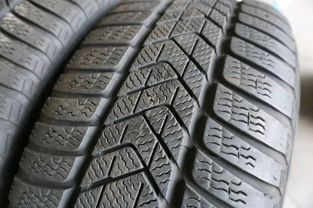 Original Mercedes E Klasse W213 S213 18 Zoll Alufelgen Winterräder Winterreifen Detailansicht 17