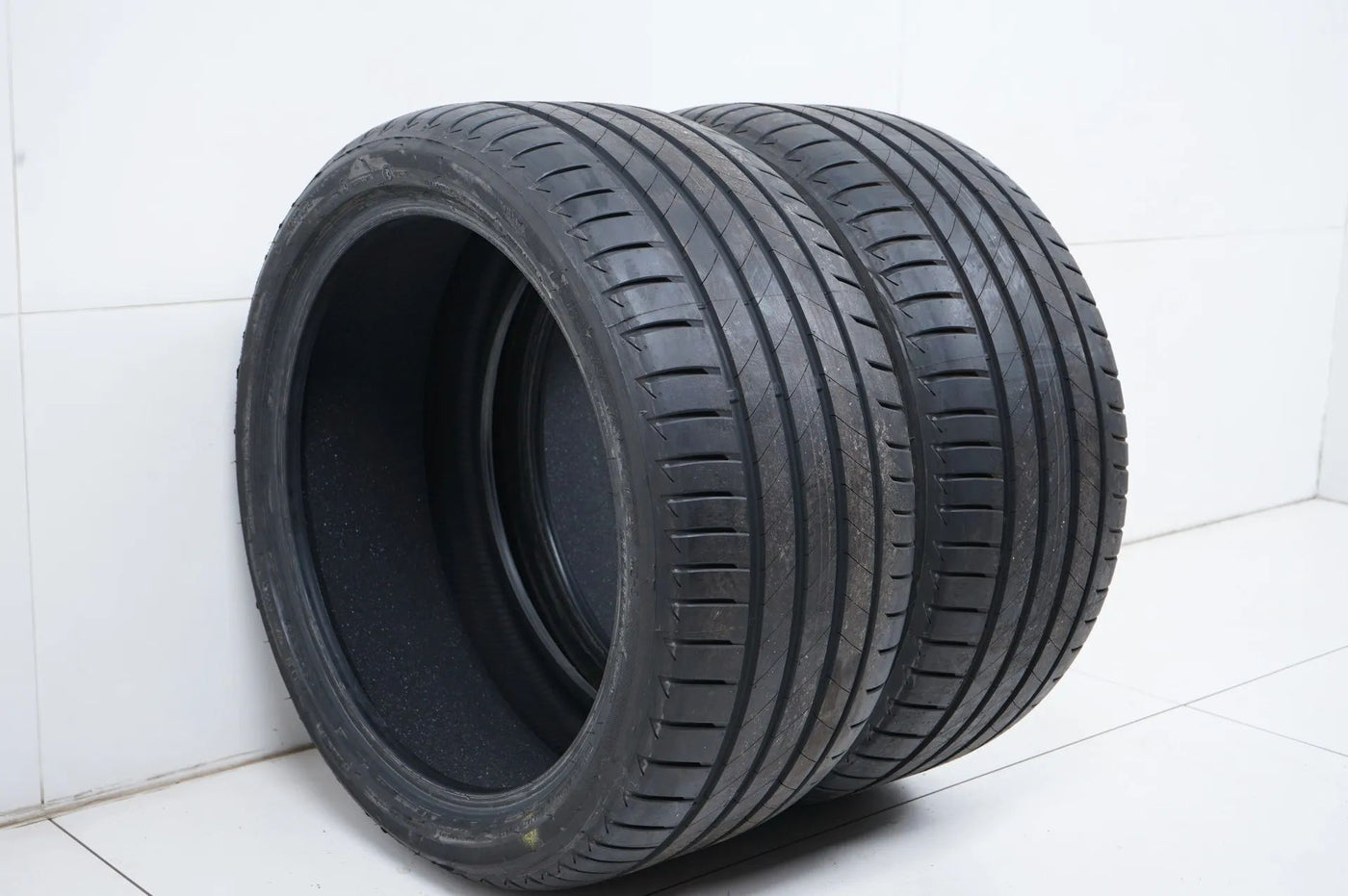 2 pneus été de démonstration Bridgestone 285/35/20 pouces DOT23 MO