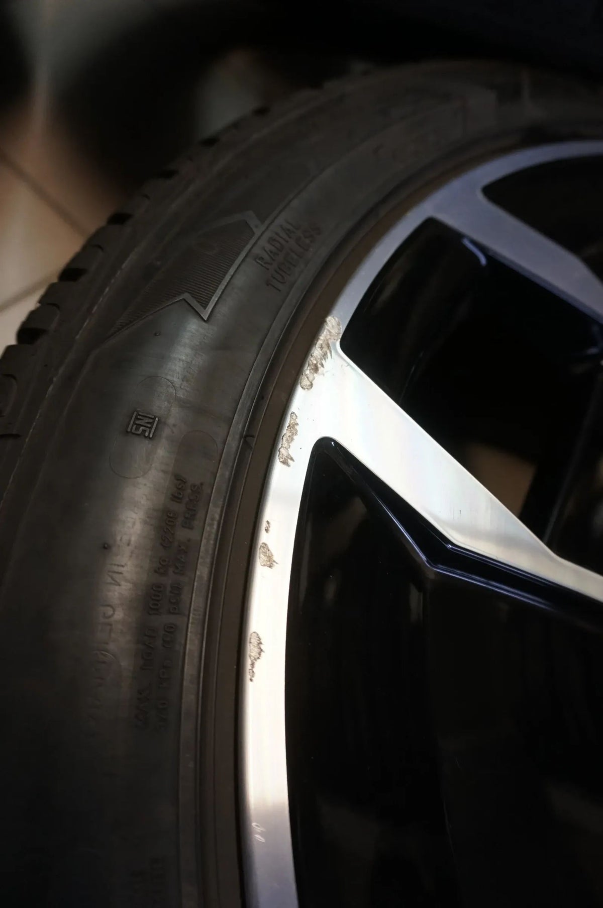Jantes alliage aéro Porsche Taycan 20 pouces d'origine pneus hiver roues hiver 7mm 2023 Detailansicht 6