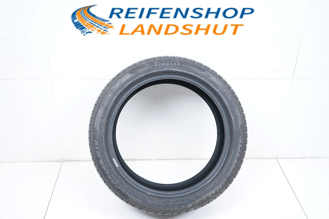 1 pneu hiver Pirelli 235/45/19 pouces, profondeur de sculpture d'environ 6 mm, homologué DOT19 MO
