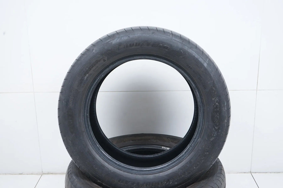 2 pneus été Goodyear 255/55/18 pouces DOT21, profondeur de sculpture d'environ 4 mm.