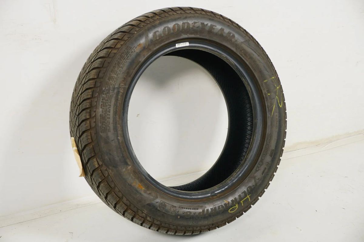 1 pneu hiver Goodyear 205/60 R16, profondeur de sculpture d'environ 7 mm, homologué DOT16 BMW* RFT Vue détaillée 4