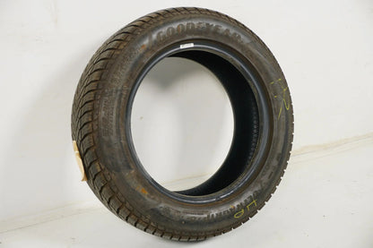 1 pneu hiver Goodyear 205/60 R16, profondeur de sculpture d'environ 7 mm, homologué DOT16 BMW* RFT
