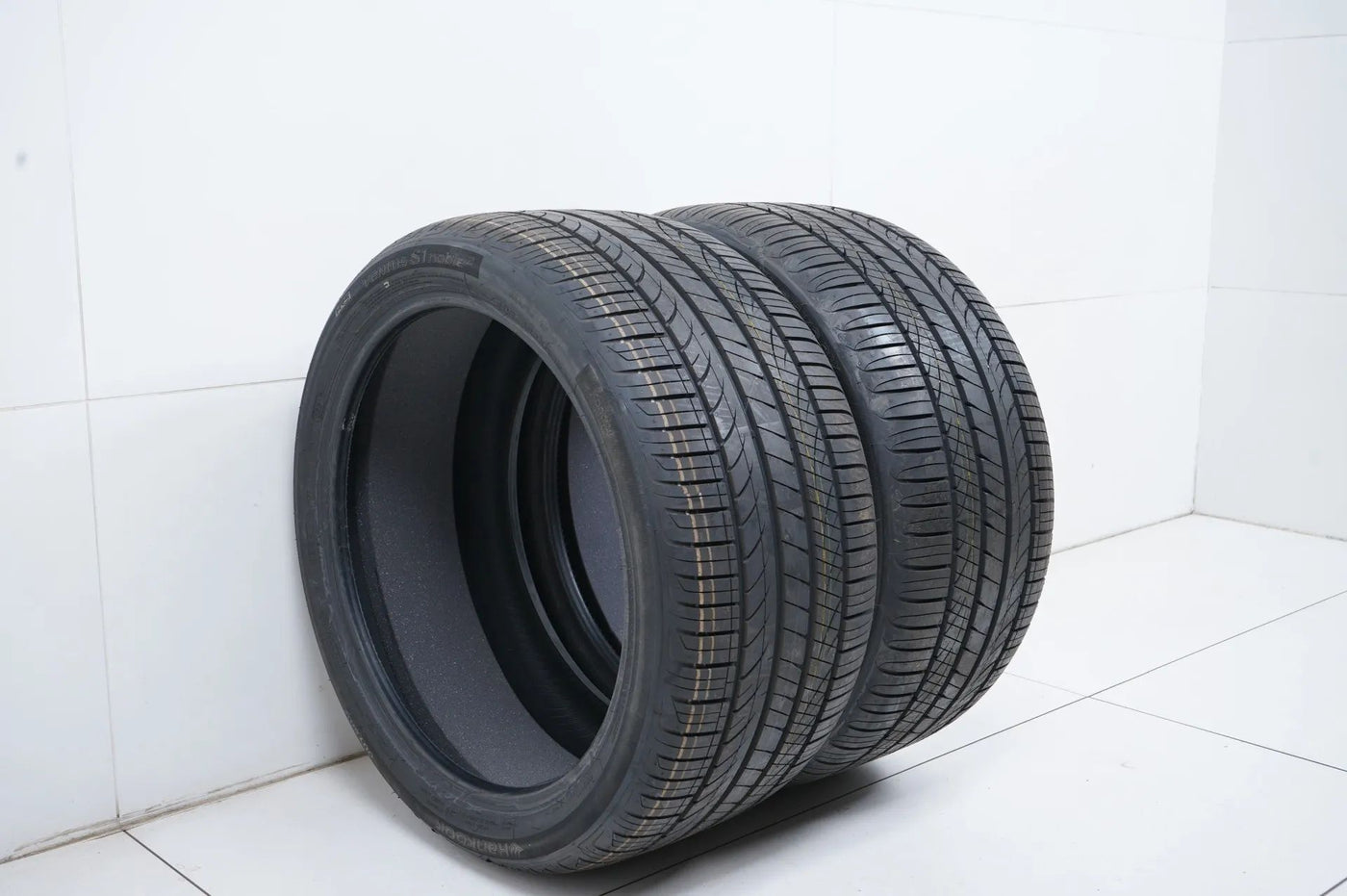 2 x DEMO summer tires 285 35 20 inch Hankook DOT20 MO RFT