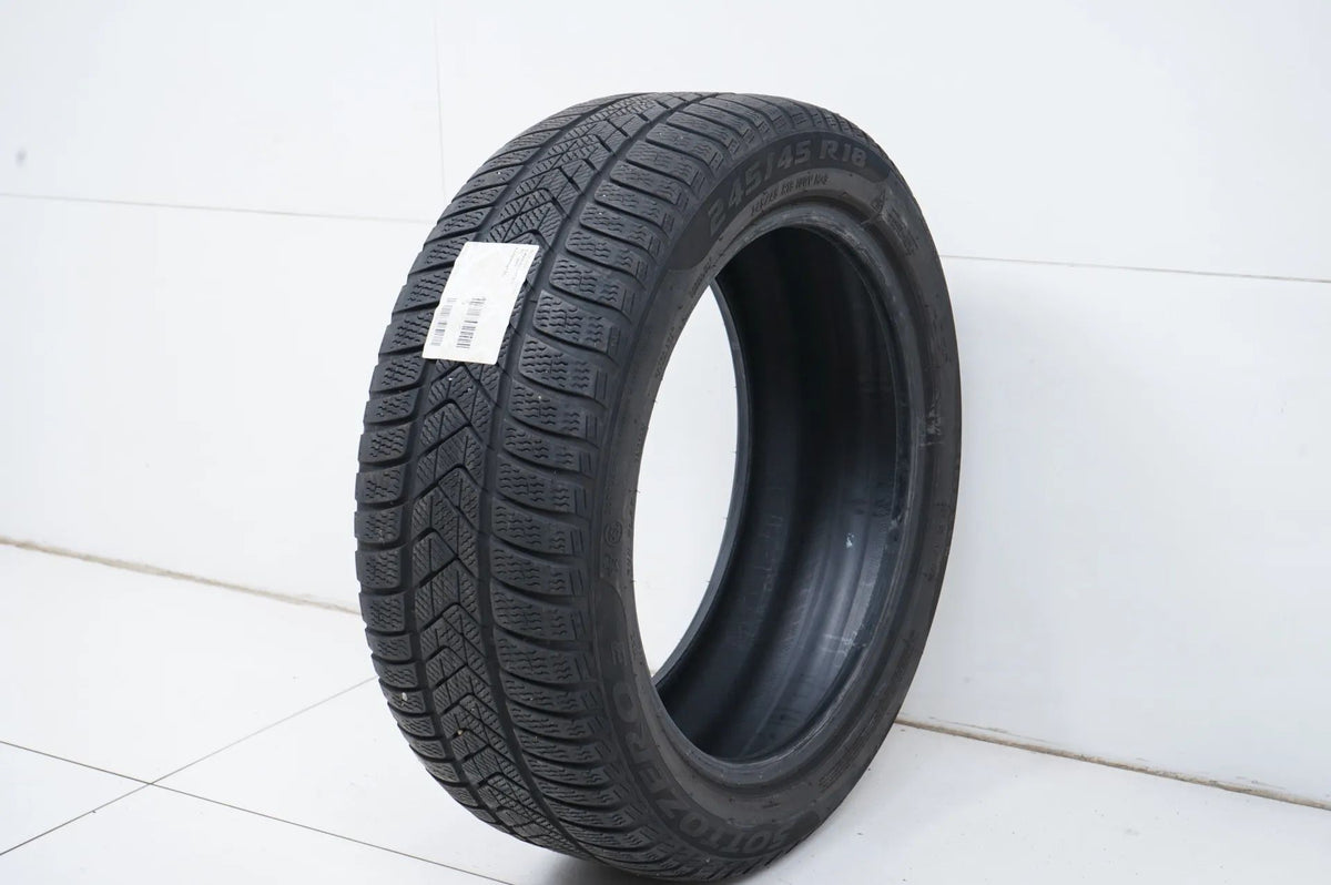 1x Winterreifen 245 45 18 Zoll Pirelli ca.5 mm DOT23 Bmw*RFT Detailansicht 3