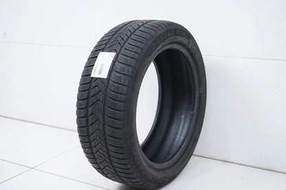 1x Winterreifen 245 45 18 Zoll Pirelli ca.5 mm DOT23 Bmw*RFT