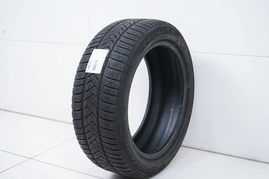 1x Winterreifen 245 45 18 Zoll Pirelli ca.5 mm DOT23 Bmw*RFT