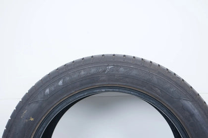 1 pneu été Goodyear DOT15 255/50/19 pouces, épaisseur moyenne de sculpture : environ 7 mm.