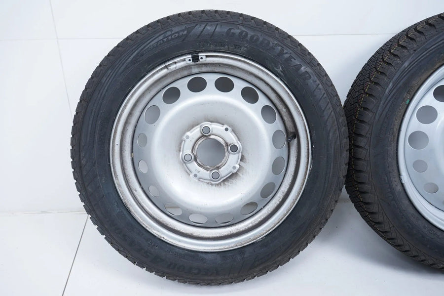 2 x Smart W453 Komplettrad Allwetterreifen 165 65 15 Zoll 7mm