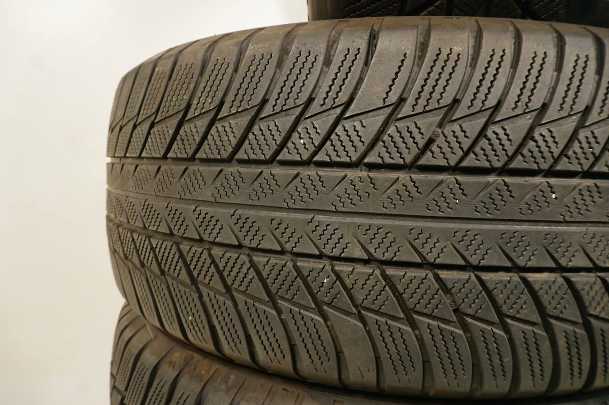 4 pneus hiver Bridgestone 245/50 R19 pouces DOT18 BMW*, profondeur de sculpture d'environ 5 mm, RFT Vue détaillée 4