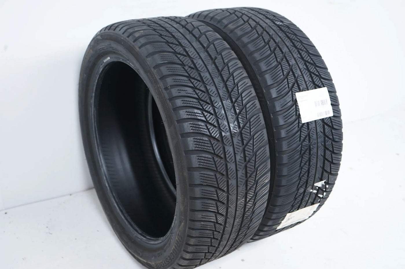 2 x Winterreifen Bridgestone LM 001 225 45 18 Zoll DOT23 ca.6 mm