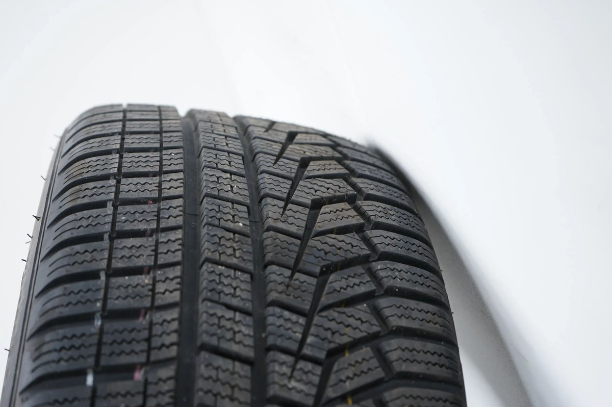 Audi A1 GB Winterräder Winterreifen 215 45 17 Zoll 7mm 82A601025G Detailansicht 11