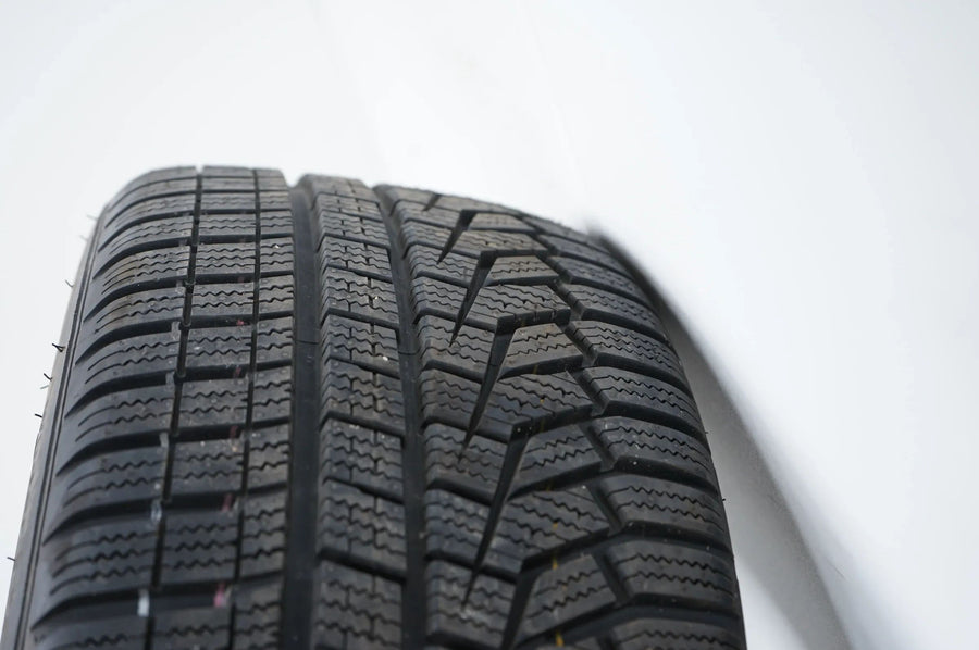 Audi A1 GB Winterräder Winterreifen 215 45 17 Zoll 7mm 82A601025G