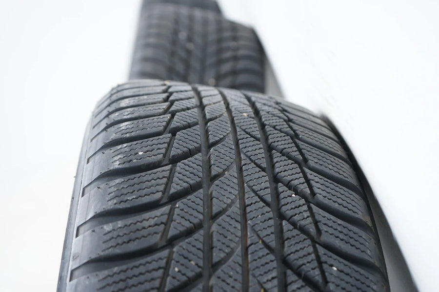 Jako nové Audi Q2 81A zimní kola zimní pneumatiky 215 55 17 palců 8 mm 81A601025C
