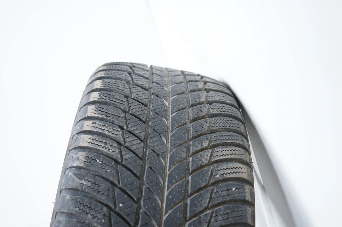 Audi A4 8W B9 Winterräder Winterreifen 225 50 17 Zoll 8W0601025P Vue détaillée 11